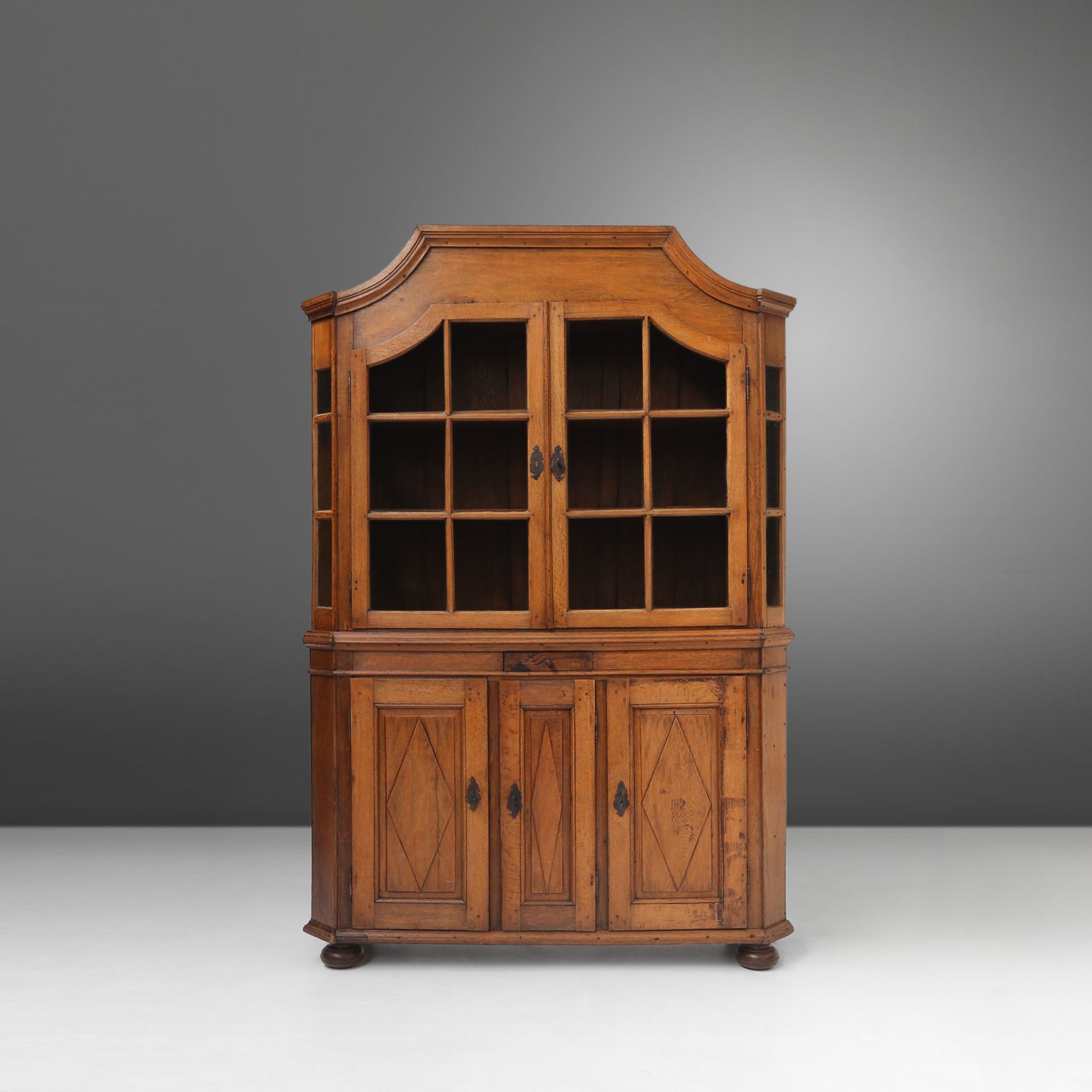 Early 18th Century Vitrine Cabinet in oak with original glass windows, Germany-img